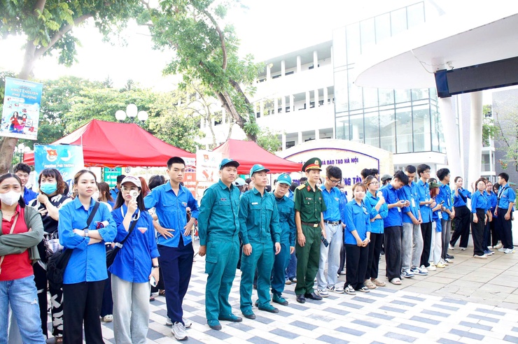 Phường Phú Thượng đồng hành cùng thí sinh trong ngày đầu Kỳ thi tuyển sinh vào lớp 10 THPT năm học 2026 – 2027- Ảnh 1.