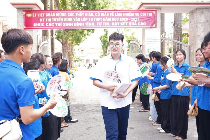 Phản ánh không khí trong ngày đầu kỳ thi tuyển sinh vào lớp 10 THPT tại điểm trường THCS Thượng Vực- Ảnh 5.