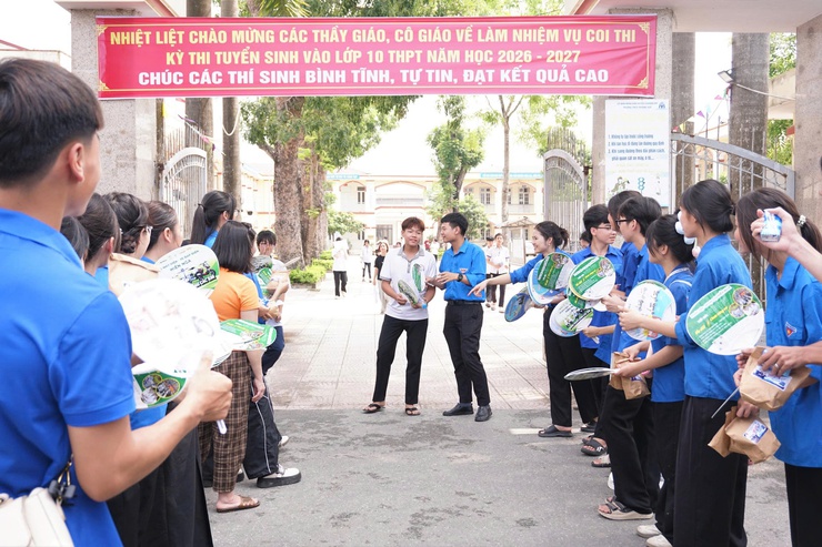 Phản ánh không khí trong ngày đầu kỳ thi tuyển sinh vào lớp 10 THPT tại điểm trường THCS Thượng Vực- Ảnh 4.