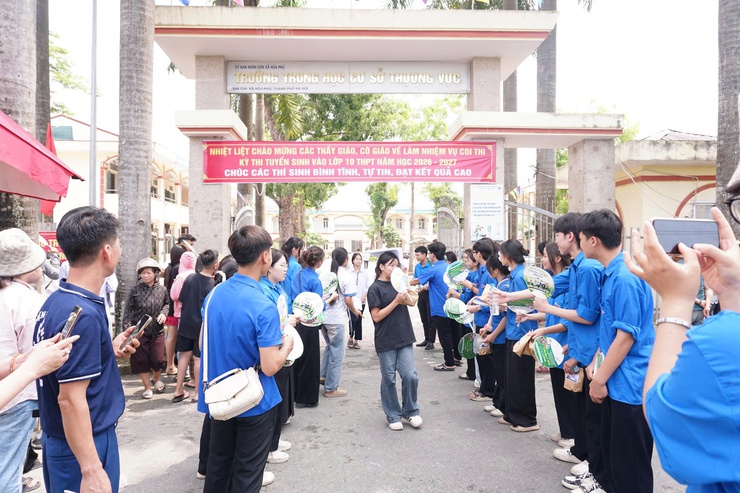 Phản ánh không khí trong ngày đầu kỳ thi tuyển sinh vào lớp 10 THPT tại điểm trường THCS Thượng Vực- Ảnh 3.