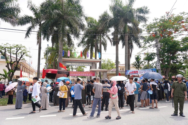 Phản ánh không khí trong ngày đầu kỳ thi tuyển sinh vào lớp 10 THPT tại điểm trường THCS Thượng Vực- Ảnh 2.