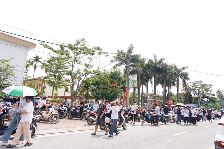 Phản ánh không khí trong ngày đầu kỳ thi tuyển sinh vào lớp 10 THPT tại điểm trường THCS Thượng Vực- Ảnh 1.