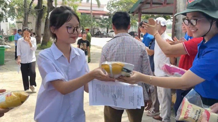 Ứng Thiên tiếp sức cho hơn 700 "sĩ tử" thi vào lớp 10- Ảnh 2.