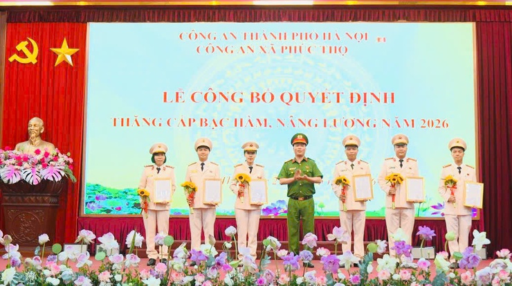 Công an xã Phúc Thọ công bố Quyết định thăng cấp bậc hàm, nâng bậc lương cho cán bộ, chiến sĩ đến niên hạn- Ảnh 6.