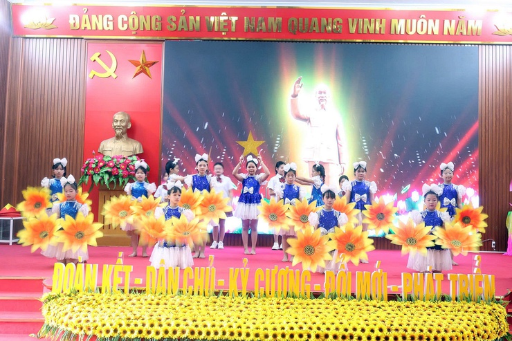 UBND xã Hòa Phú tổ chức Hội nghị phát động Tháng hành động vì trẻ em và tuyên dương, khen thưởng học sinh tiêu biểu năm học 2025 – 2026- Ảnh 1.