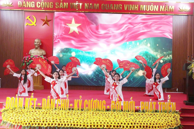 UBND xã Hòa Phú tổ chức Hội nghị phát động Tháng hành động vì trẻ em và tuyên dương, khen thưởng học sinh tiêu biểu năm học 2025 – 2026- Ảnh 2.