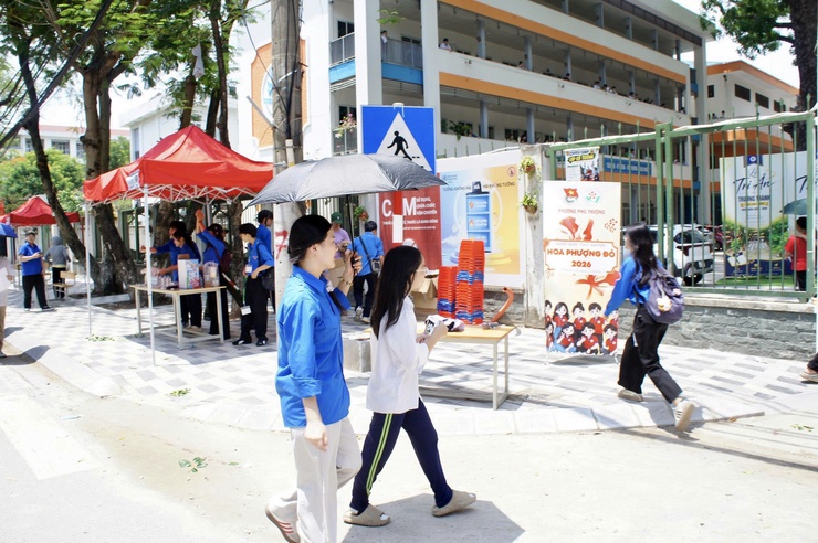 Phường Phú Thượng đồng hành cùng thí sinh trong ngày đầu Kỳ thi tuyển sinh vào lớp 10 THPT năm học 2026 – 2027- Ảnh 5.