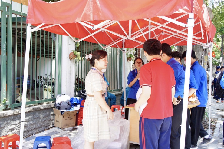 Phường Phú Thượng đồng hành cùng thí sinh trong ngày đầu Kỳ thi tuyển sinh vào lớp 10 THPT năm học 2026 – 2027- Ảnh 6.