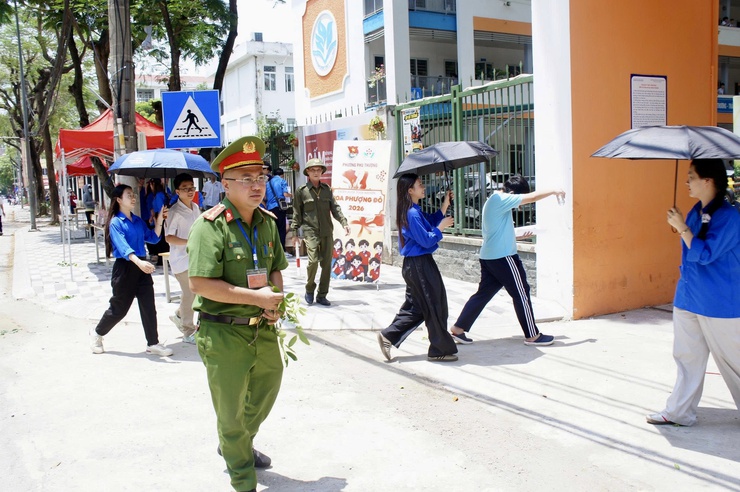Phường Phú Thượng đồng hành cùng thí sinh trong ngày đầu Kỳ thi tuyển sinh vào lớp 10 THPT năm học 2026 – 2027- Ảnh 7.