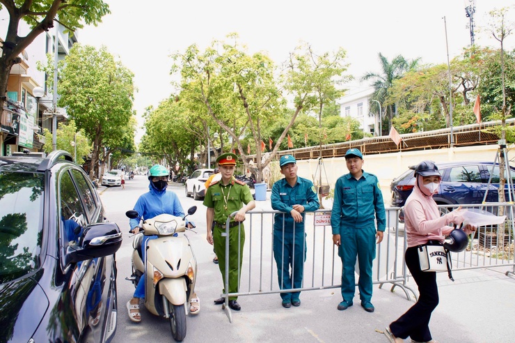 Phường Phú Thượng đồng hành cùng thí sinh trong ngày đầu Kỳ thi tuyển sinh vào lớp 10 THPT năm học 2026 – 2027- Ảnh 2.