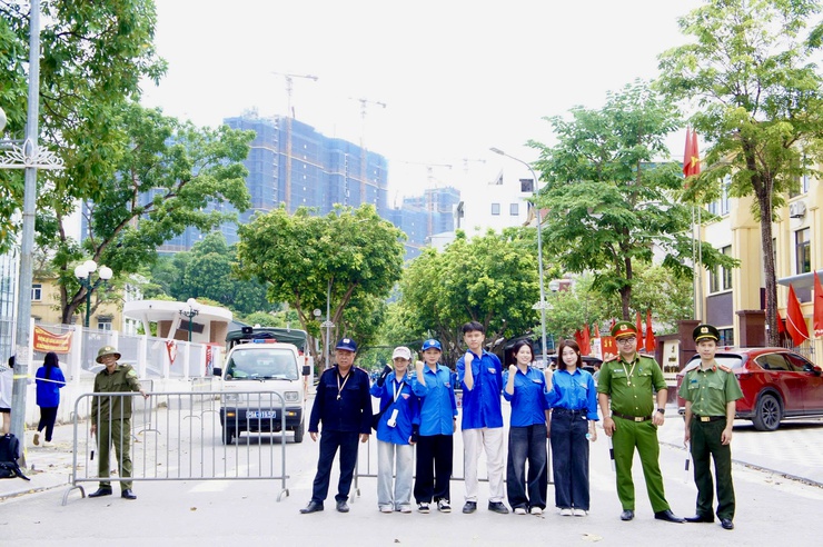 Phường Phú Thượng đồng hành cùng thí sinh trong ngày đầu Kỳ thi tuyển sinh vào lớp 10 THPT năm học 2026 – 2027- Ảnh 13.