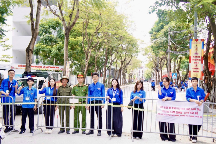 Phường Phú Thượng đồng hành cùng thí sinh trong ngày đầu Kỳ thi tuyển sinh vào lớp 10 THPT năm học 2026 – 2027- Ảnh 12.