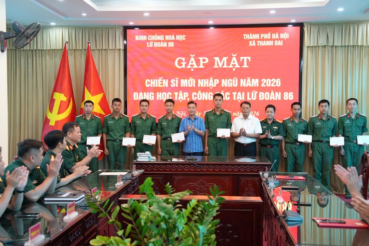 Xã Thanh Oai thăm, động viên chiến sĩ mới nhập ngũ năm 2026- Ảnh 2.