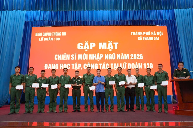Xã Thanh Oai thăm, động viên chiến sĩ mới nhập ngũ năm 2026- Ảnh 14.