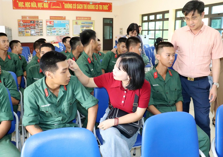 Phường Kiến Hưng thăm, động viên tân binh nhập ngũ năm 2026 tại Trung đoàn 165- Ảnh 12.