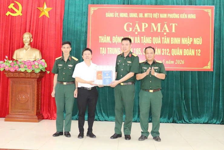 Phường Kiến Hưng thăm, động viên tân binh nhập ngũ năm 2026 tại Trung đoàn 165- Ảnh 4.