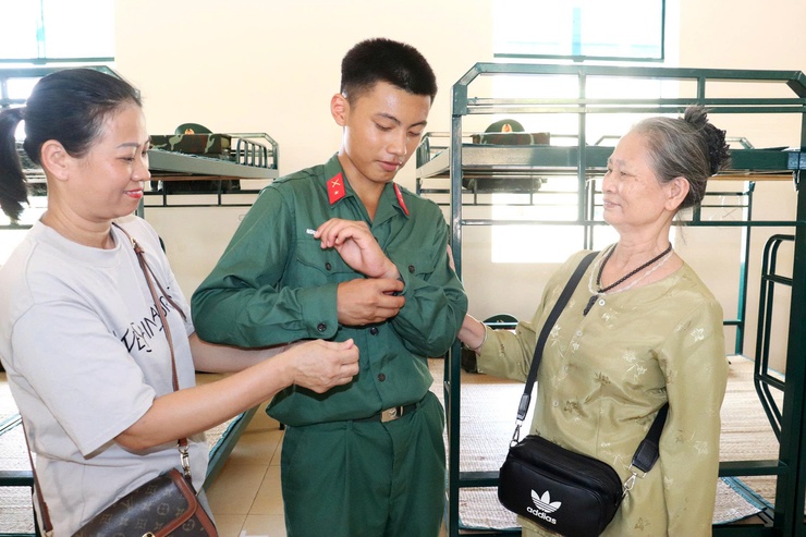 Phường Kiến Hưng thăm, động viên tân binh nhập ngũ năm 2026 tại Trung đoàn 165- Ảnh 11.