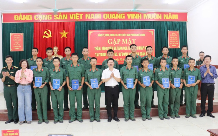 Phường Kiến Hưng thăm, động viên tân binh nhập ngũ năm 2026 tại Trung đoàn 165- Ảnh 5.