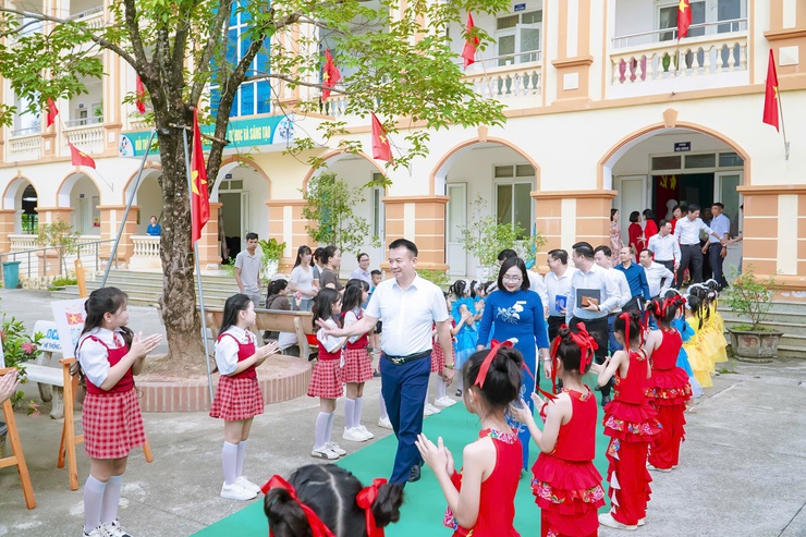 TRƯỜNG TIỂU HỌC TAM HIỆP B ĐÓN BẰNG CÔNG NHẬN TRƯỜNG ĐẠT CHUẨN QUỐC GIA MỨC ĐỘ 2 VÀ BẾ GIẢNG NĂM HỌC 2025 – 2026- Ảnh 5.