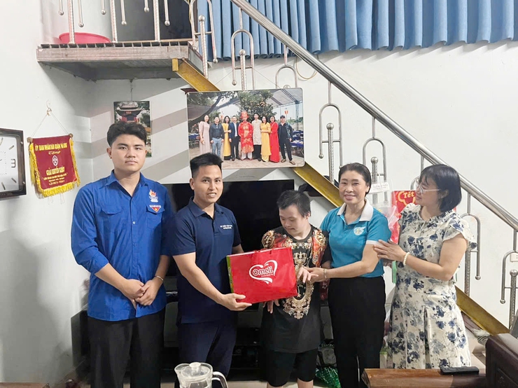 Tổ dân phố 16 thăm hỏi, tặng quà trẻ em có hoàn cảnh khó khăn nhân Ngày Quốc tế Thiếu nhi 1/6- Ảnh 1.