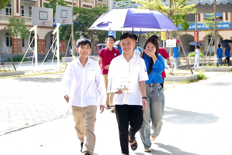 THÍ SINH HOÀN THÀNH NGÀY THI ĐẦU TIÊN KỲ THI TUYỂN SINH VÀO LỚP 10 THPT NĂM HỌC 2026 – 2027- Ảnh 1.