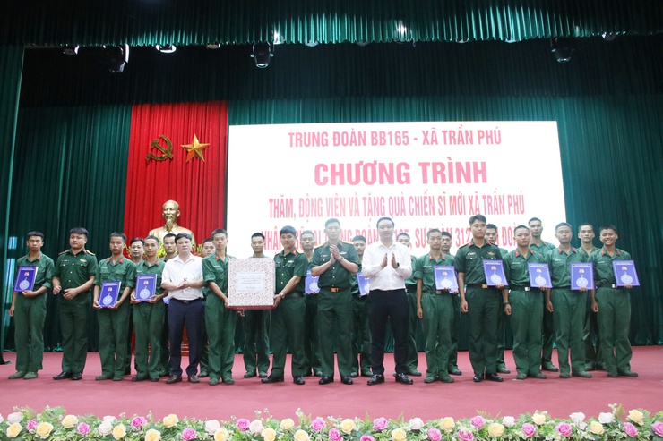 Trần Phú tổ chức gặp mặt, động viên chiến sỹ mới đang huấn luyện tại Trung đoàn 165- Ảnh 4.