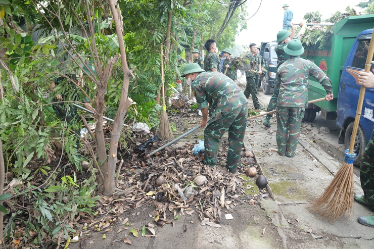 SƠN TÂY ĐỒNG LOẠT RA QUÂN TỔNG VỆ SINH MÔI TRƯỜNG, XỬ LÝ CÁC ĐIỂM TỒN ĐỌNG RÁC THẢI TRÊN TUYẾN QUỐC LỘ 32- Ảnh 6.