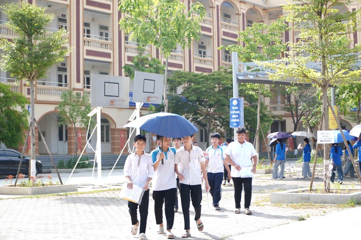 THÍ SINH HOÀN THÀNH NGÀY THI ĐẦU TIÊN KỲ THI TUYỂN SINH VÀO LỚP 10 THPT NĂM HỌC 2026 – 2027- Ảnh 2.