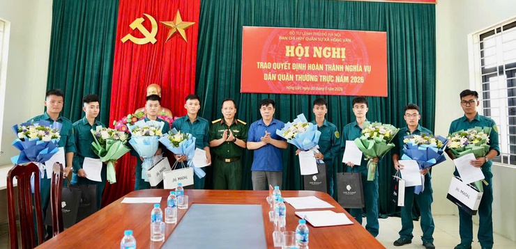 Trao quyết định hoàn thành nghĩa vụ tham gia dân quân thường trực năm 2026- Ảnh 1.