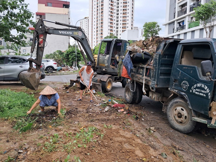 Tổ dân phố 16, 17 đồng loạt ra quân tổng dọn vệ sinh môi trường trên địa bàn khu dân cư- Ảnh 7.