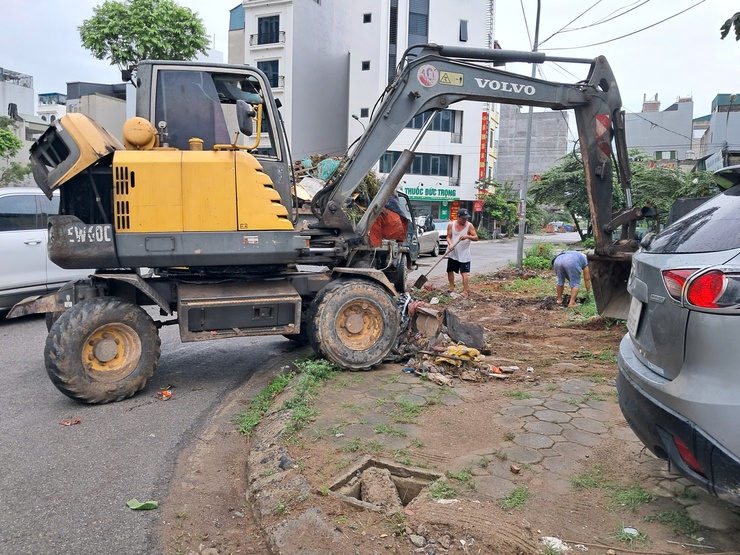 Tổ dân phố 16, 17 đồng loạt ra quân tổng dọn vệ sinh môi trường trên địa bàn khu dân cư- Ảnh 8.