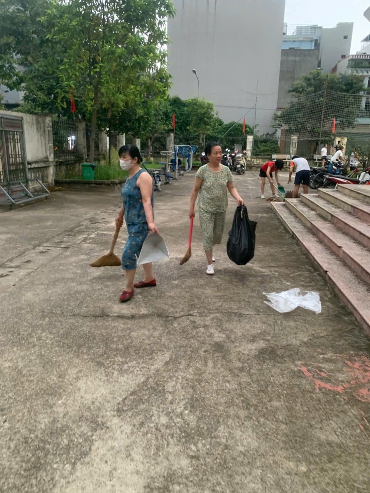 Tổ dân phố 16, 17 đồng loạt ra quân tổng dọn vệ sinh môi trường trên địa bàn khu dân cư- Ảnh 9.