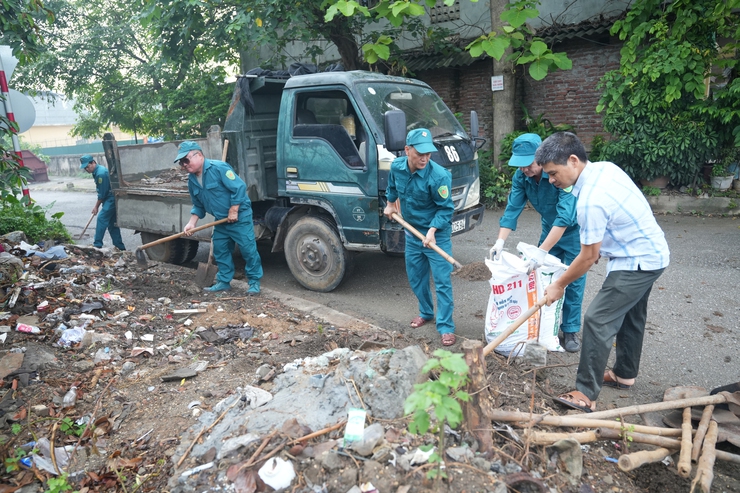 SƠN TÂY ĐỒNG LOẠT RA QUÂN TỔNG VỆ SINH MÔI TRƯỜNG, XỬ LÝ CÁC ĐIỂM TỒN ĐỌNG RÁC THẢI TRÊN TUYẾN QUỐC LỘ 32- Ảnh 2.