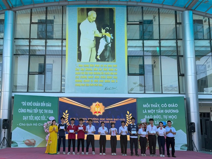 Trường THCS Linh Đàm Rực rỡ sắc màu tri ân trong lễ bế giảng năm học 2025 - 2026- Ảnh 3.