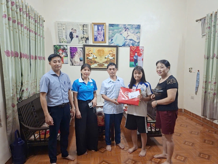 Tổ dân phố 16 thăm hỏi, tặng quà trẻ em có hoàn cảnh khó khăn nhân Ngày Quốc tế Thiếu nhi 1/6- Ảnh 3.