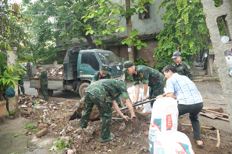 SƠN TÂY ĐỒNG LOẠT RA QUÂN TỔNG VỆ SINH MÔI TRƯỜNG, XỬ LÝ CÁC ĐIỂM TỒN ĐỌNG RÁC THẢI TRÊN TUYẾN QUỐC LỘ 32- Ảnh 1.