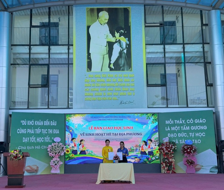 Trường THCS Linh Đàm Rực rỡ sắc màu tri ân trong lễ bế giảng năm học 2025 - 2026- Ảnh 6.