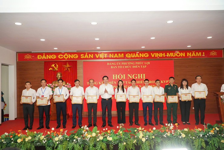 Phường Phúc Lợi tổ chức Hội nghị tổng kết diễn tập tác chiến trong khu vực phòng thủ năm 2026- Ảnh 5.