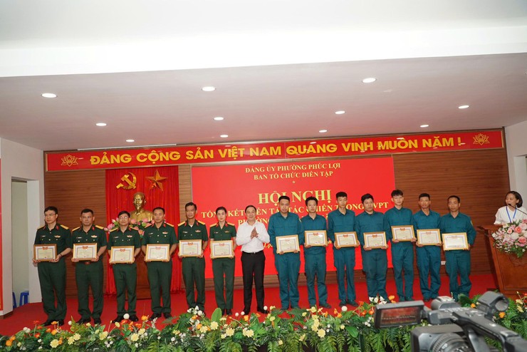 Phường Phúc Lợi tổ chức Hội nghị tổng kết diễn tập tác chiến trong khu vực phòng thủ năm 2026- Ảnh 6.