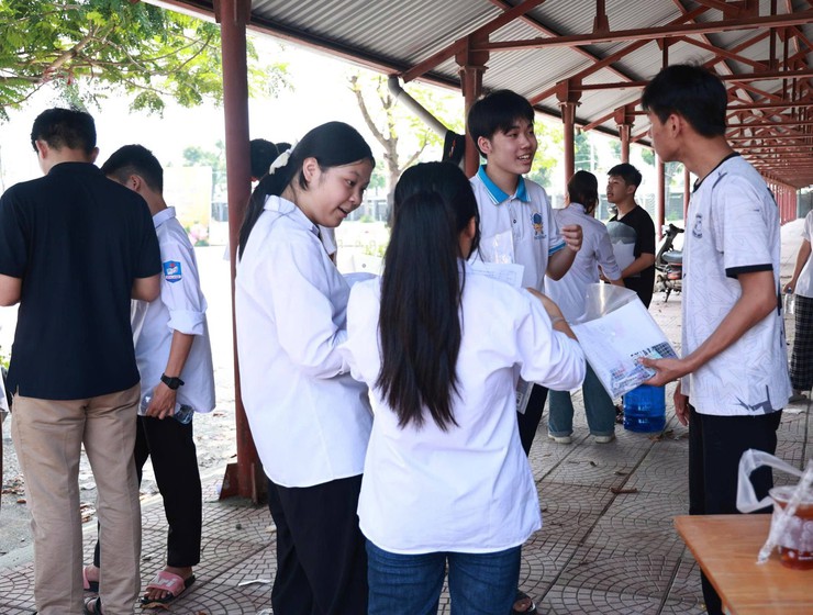 Điểm thi THPT Trần Đăng Ninh hoàn thành Kỳ thi tuyển sinh vào lớp 10 THPT năm học 2026-2027 an toàn, nghiêm túc- Ảnh 1.