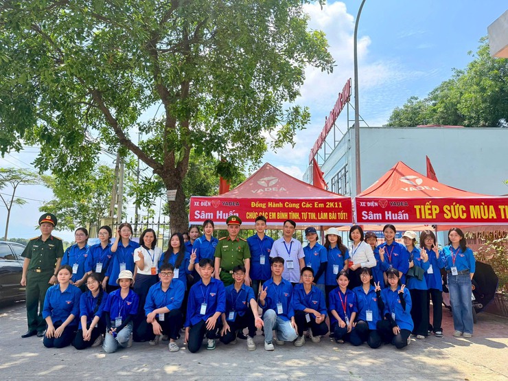Đồng chí Phó Chủ tịch Thường trực UBND xã Đinh Xuân Hanh thăm, động viên tại các điểm thi vào lớp 10 THPT năm học 2026–2027 trên địa bàn xã- Ảnh 4.