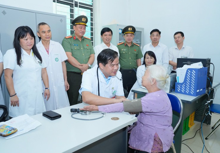 CÔNG AN THÀNH PHỐ HÀ NỘI PHỐI HỢP BỆNH VIỆN BẠCH MAI TỔ CHỨC KHÁM BỆNH, TƯ VẤN SỨC KHỎE, CẤP PHÁT THUỐC MIỄN PHÍ CHO NHÂN DÂN XÃ BA VÌ- Ảnh 3.