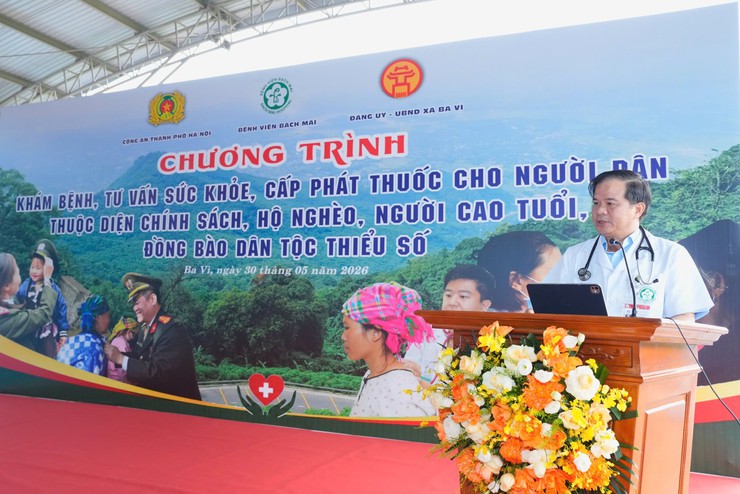 CÔNG AN THÀNH PHỐ HÀ NỘI PHỐI HỢP BỆNH VIỆN BẠCH MAI TỔ CHỨC KHÁM BỆNH, TƯ VẤN SỨC KHỎE, CẤP PHÁT THUỐC MIỄN PHÍ CHO NHÂN DÂN XÃ BA VÌ- Ảnh 2.