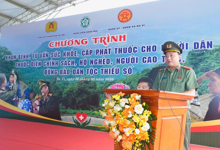 CÔNG AN THÀNH PHỐ HÀ NỘI PHỐI HỢP BỆNH VIỆN BẠCH MAI TỔ CHỨC KHÁM BỆNH, TƯ VẤN SỨC KHỎE, CẤP PHÁT THUỐC MIỄN PHÍ CHO NHÂN DÂN XÃ BA VÌ- Ảnh 1.