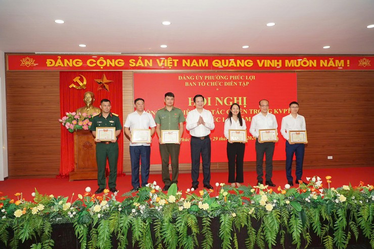 Phường Phúc Lợi tổ chức Hội nghị tổng kết diễn tập tác chiến trong khu vực phòng thủ năm 2026- Ảnh 4.