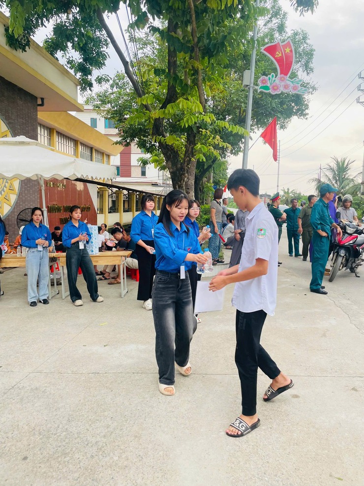 Đồng chí Phó Chủ tịch Thường trực UBND xã Đinh Xuân Hanh thăm, động viên tại các điểm thi vào lớp 10 THPT năm học 2026–2027 trên địa bàn xã- Ảnh 2.