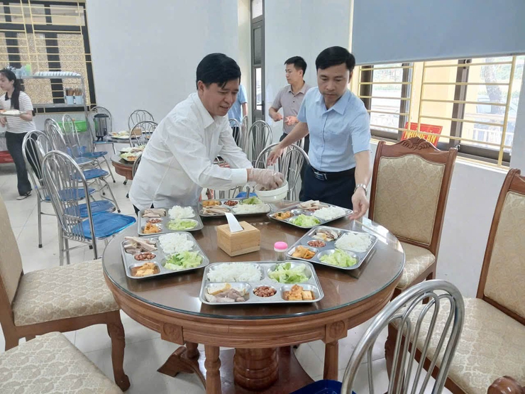 TIẾP SỨC MÙA THI – LAN TỎA YÊU THƯƠNG, ĐỒNG HÀNH CÙNG SĨ TỬ- Ảnh 1.
