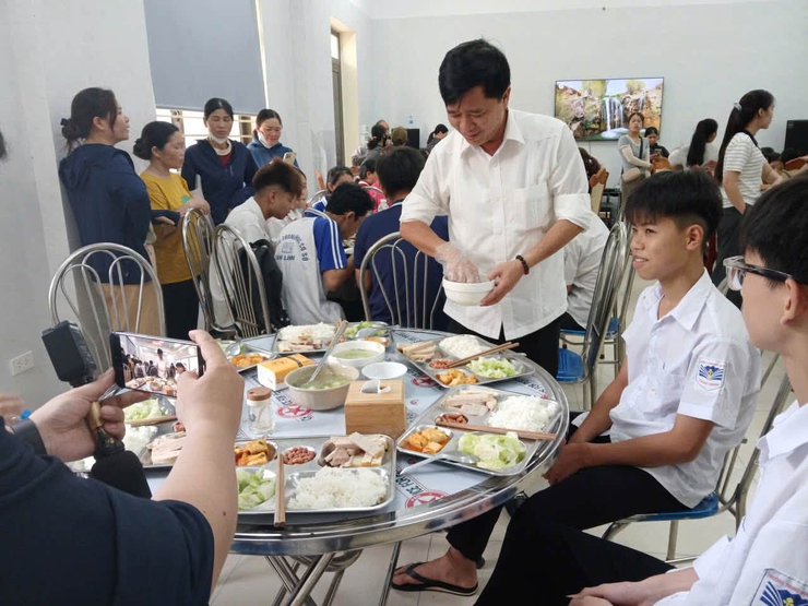 TIẾP SỨC MÙA THI – LAN TỎA YÊU THƯƠNG, ĐỒNG HÀNH CÙNG SĨ TỬ- Ảnh 2.
