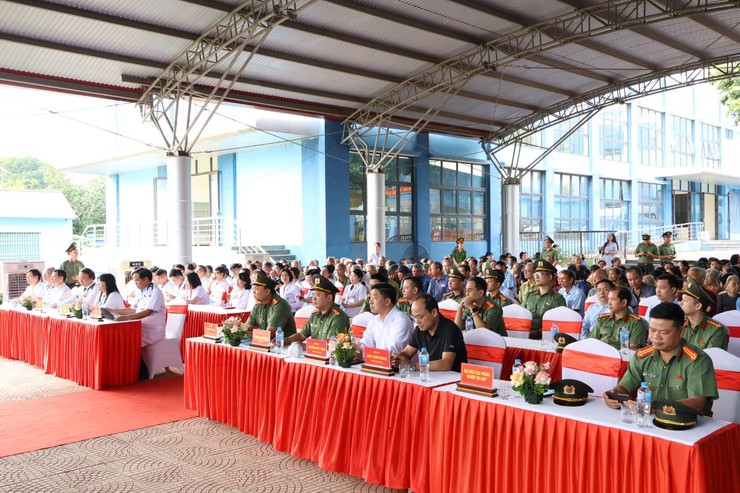 CÔNG AN THÀNH PHỐ HÀ NỘI PHỐI HỢP BỆNH VIỆN BẠCH MAI TỔ CHỨC KHÁM BỆNH, TƯ VẤN SỨC KHỎE, CẤP PHÁT THUỐC MIỄN PHÍ CHO NHÂN DÂN XÃ BA VÌ- Ảnh 4.