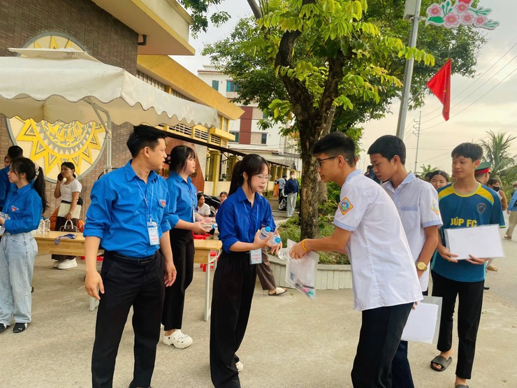 Đồng chí Phó Chủ tịch Thường trực UBND xã Đinh Xuân Hanh thăm, động viên tại các điểm thi vào lớp 10 THPT năm học 2026–2027 trên địa bàn xã- Ảnh 1.
